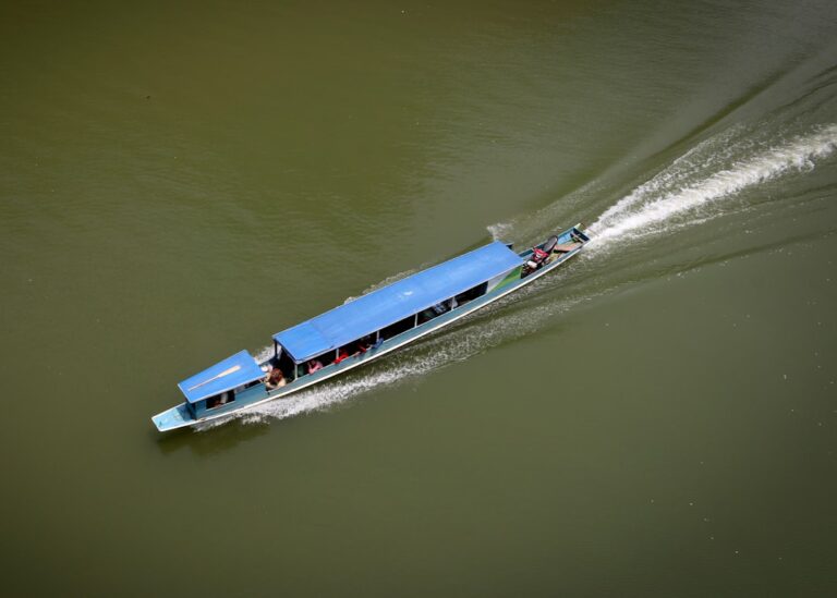 Featured image for How Do You Ride a Hydrofoil Behind a Boat 5 Pro Tips 2025